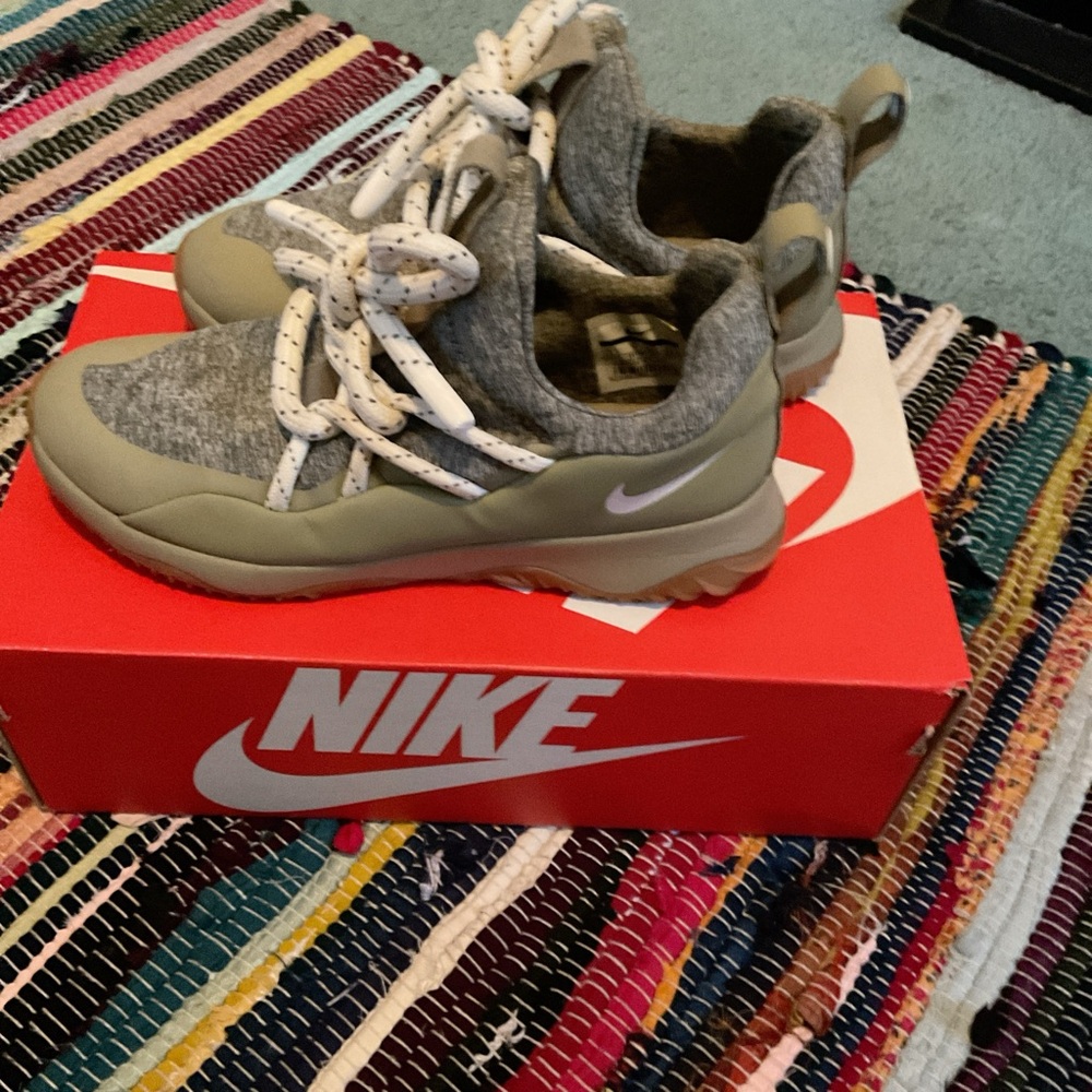 Nike Kids Sneakers in Gray and Tan